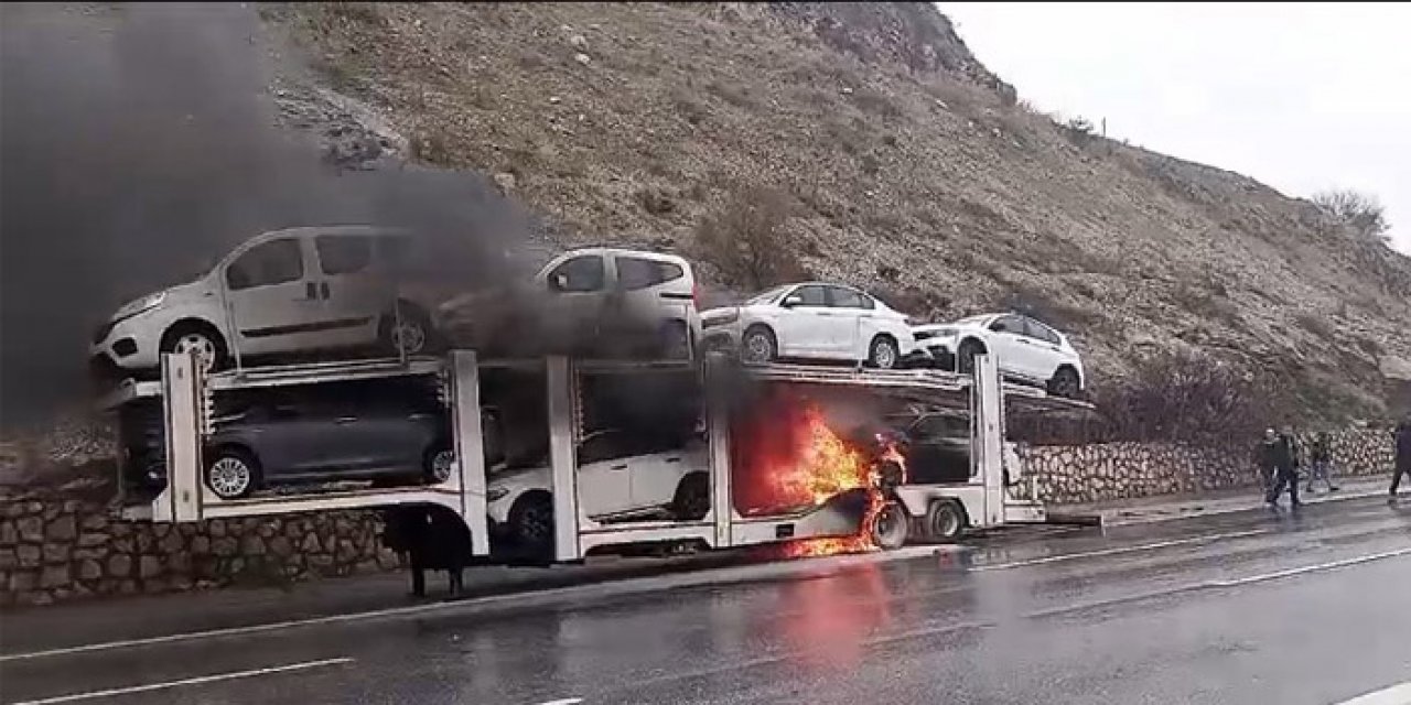 Araç yüklü TIR alev aldı: 6 otomobil kullanılamaz hale geldi