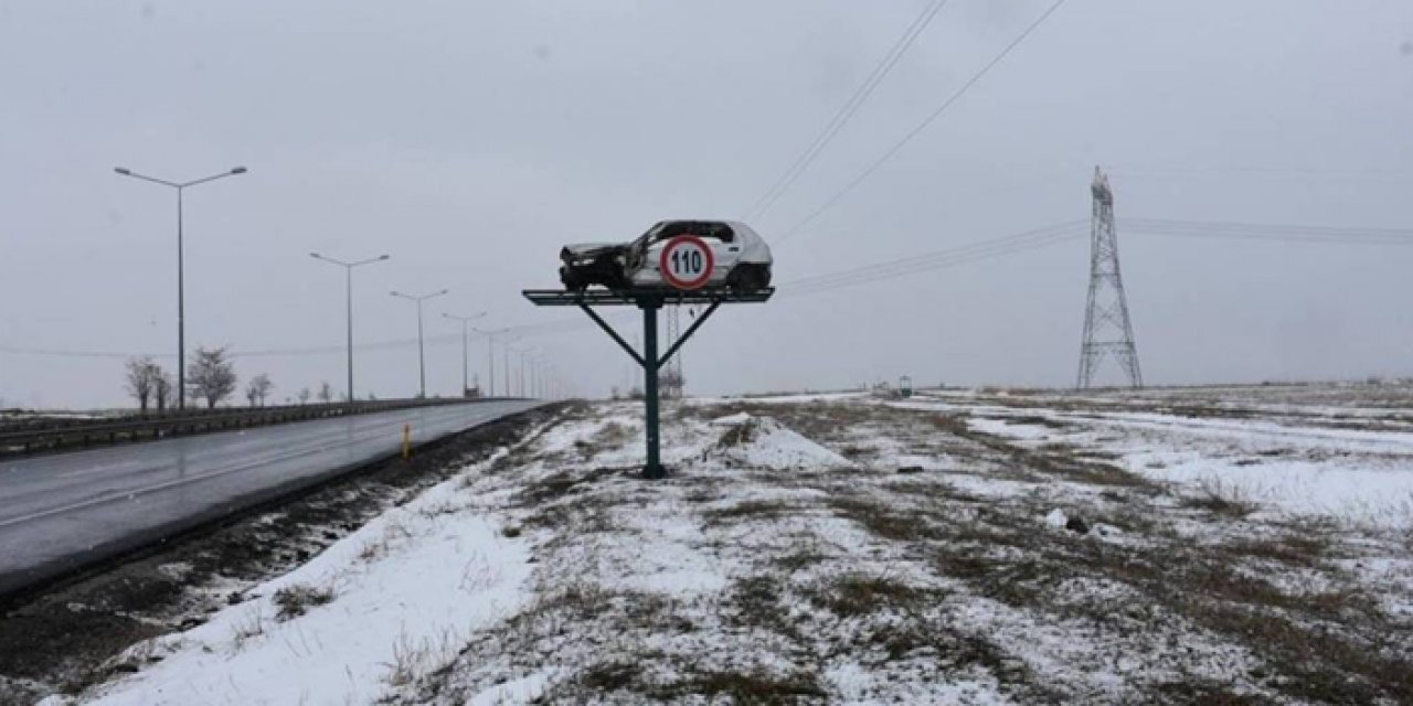 Erzurum'dan ilginç görüntü: İbret olsun diye kazalı arabayı tabelaya astılar!