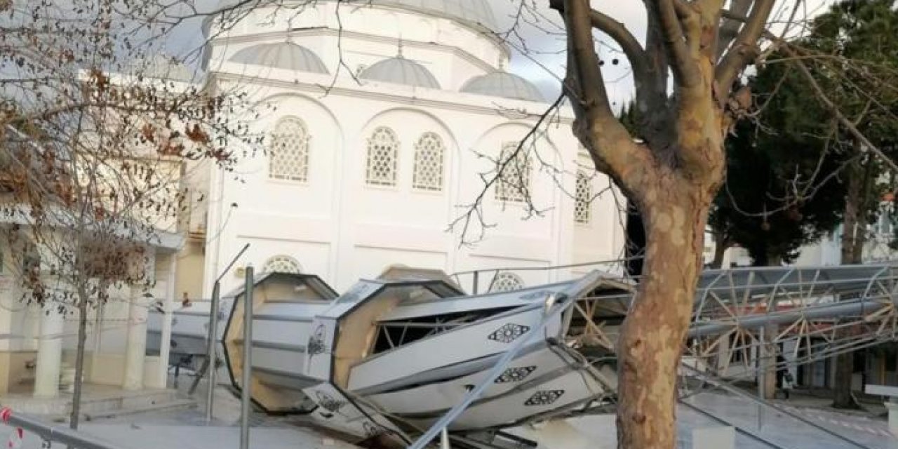 İzmir'de kuvvetli fırtına minareyi yıktı