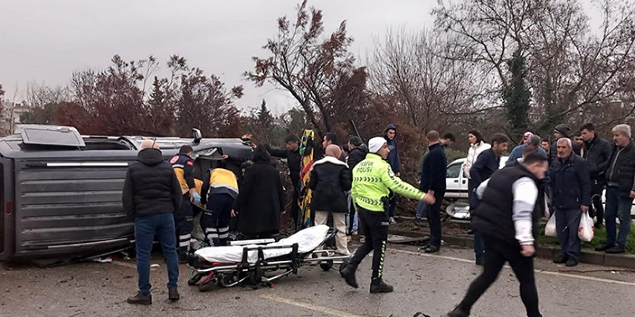 Manisa'da korkunç kaza: Takla atıp karşı şeride geçen kamyonet iki otomobile çarptı!