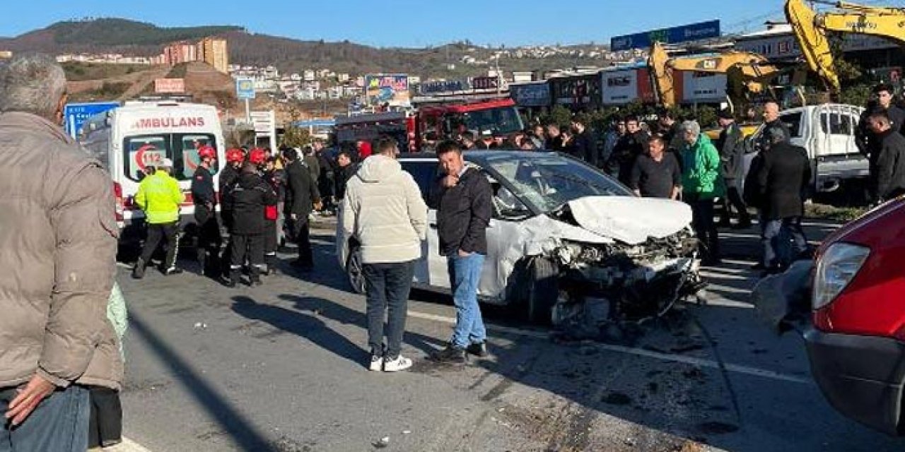 Kavşakta iki otomobil birbirine girdi: 1 ölü, 5 yaralı