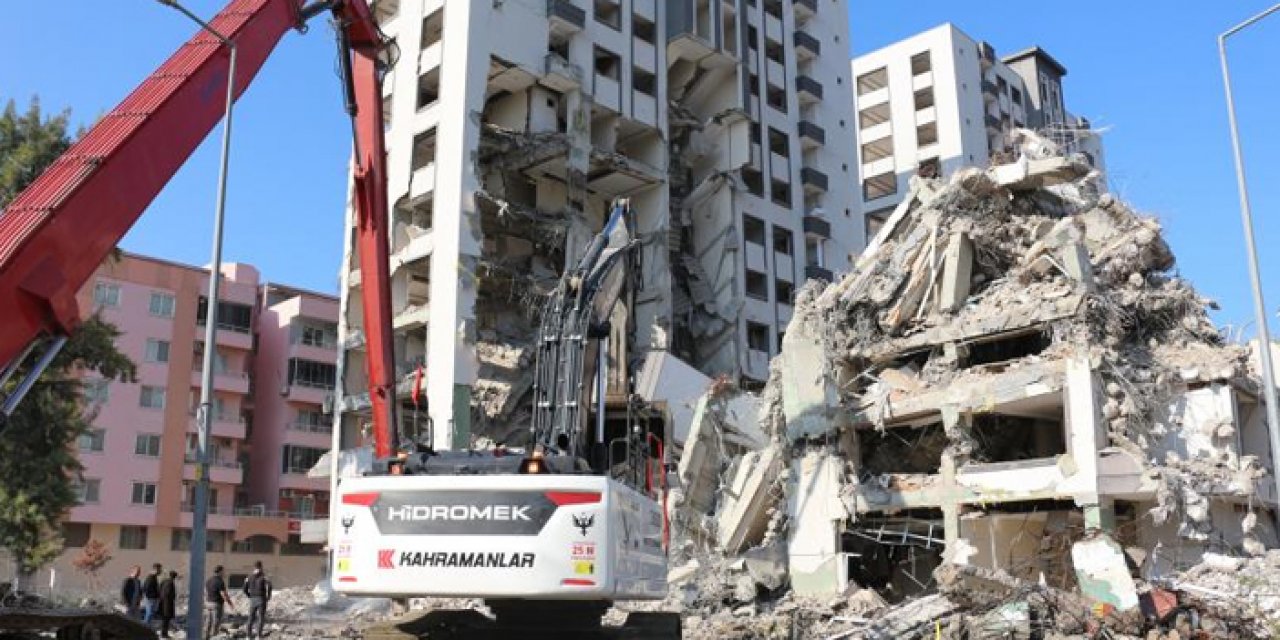 Hatay’da yıkım paniği: Bina iş makinesinin üzerine çöktü