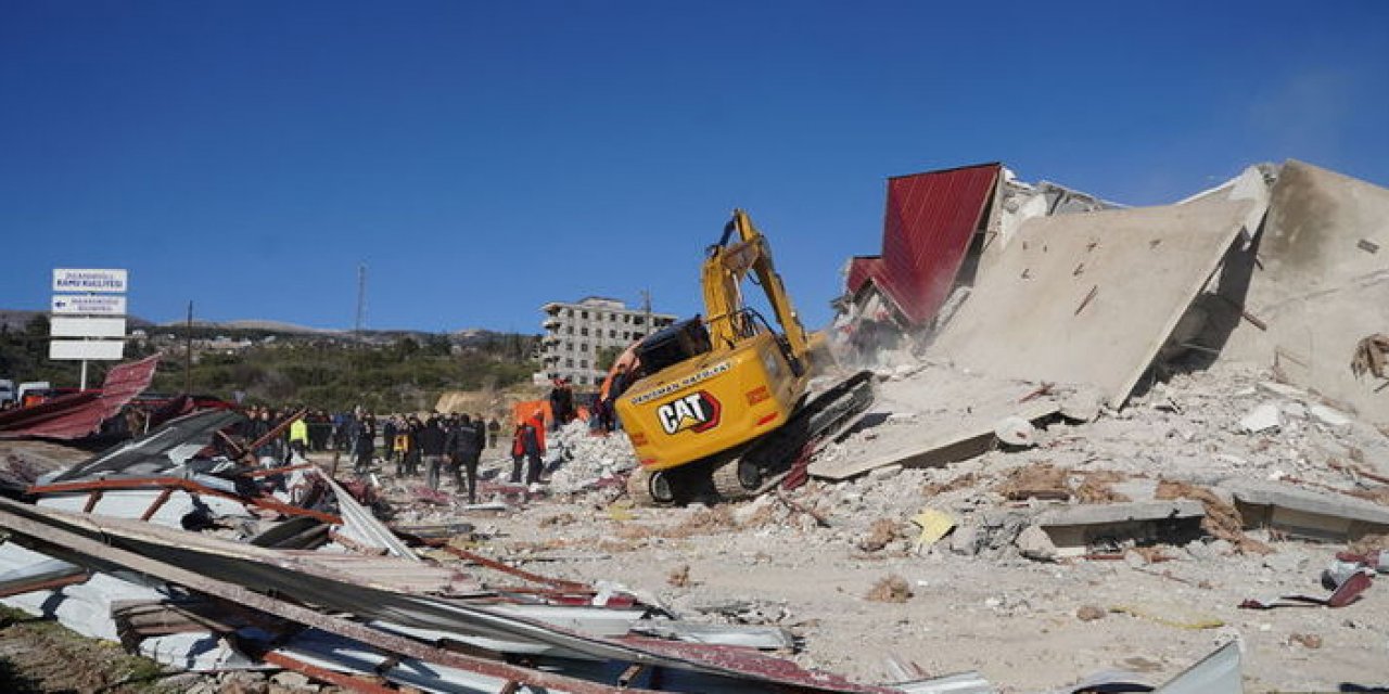 Kahramanmaraş'ta bina iş makinesinin üzerine çöktü