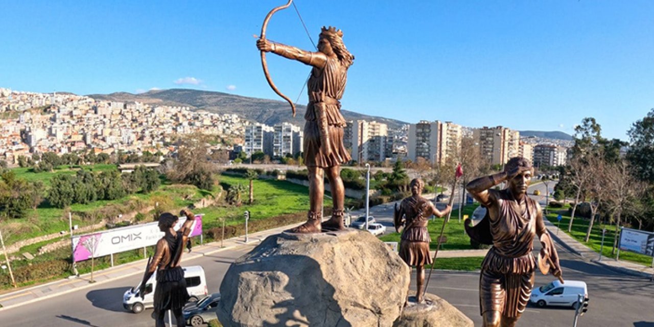 İzmir'de o belediyeden heykel hizmeti: Şehrin ortasına amazon heykeli dikildi!