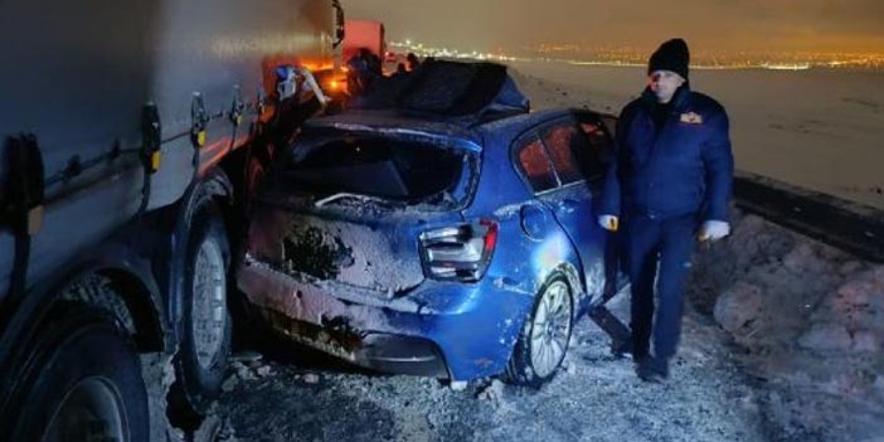 Karlı yolda kayan otomobil TIR'a çarptı: 1 ölü, 1 yaralı