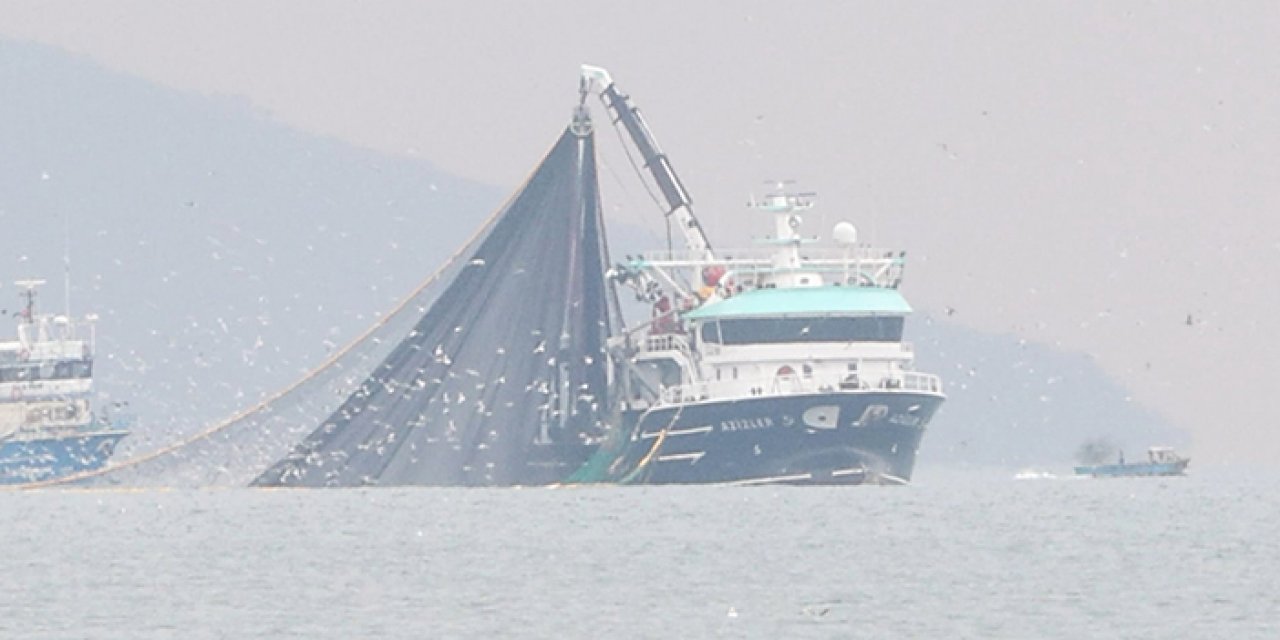 İstanbul Boğazı'nda 24 metre tartışması: Tekneler kıyıya yaklaştı