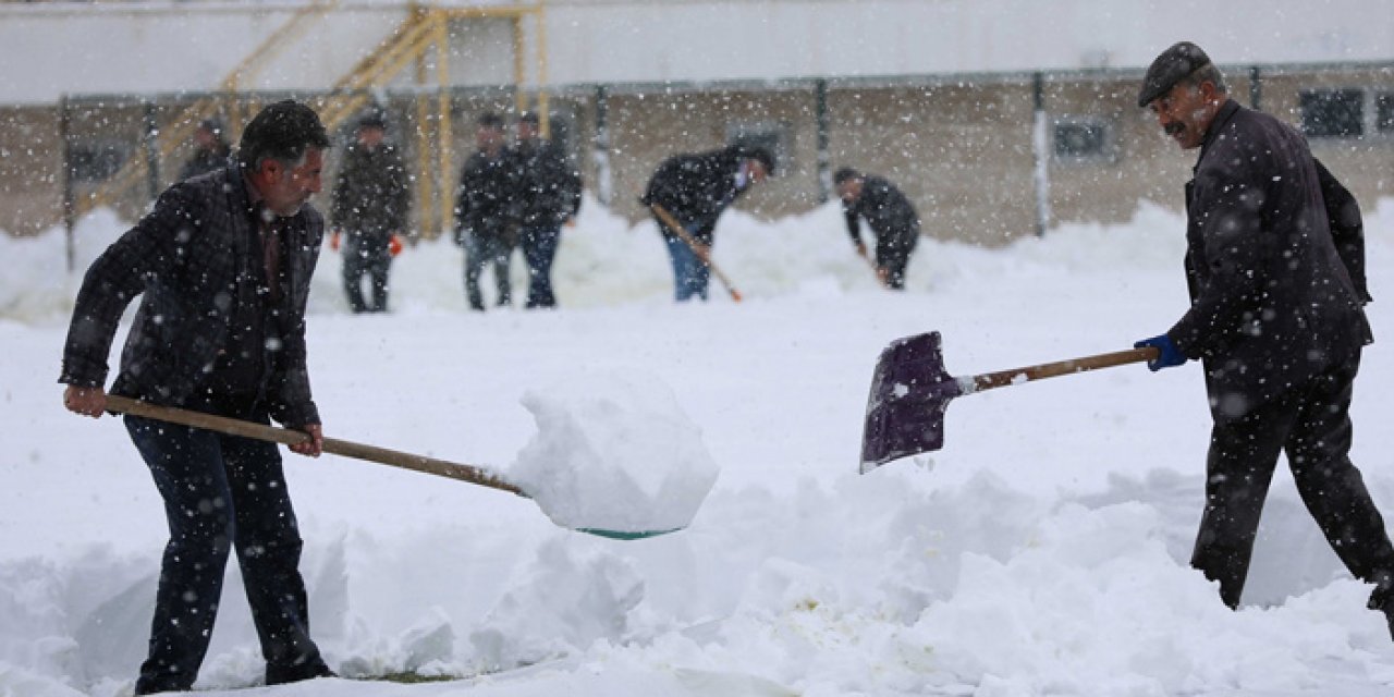 Stadyumdaki karları taraftarlar temizledi