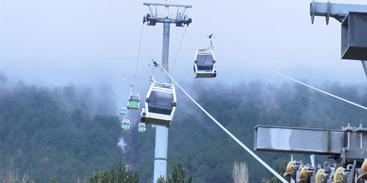 Uludağ'da tatil yoğunluğu! Teleferiğe binmek isteyenler uzun kuyruk oluşturdu