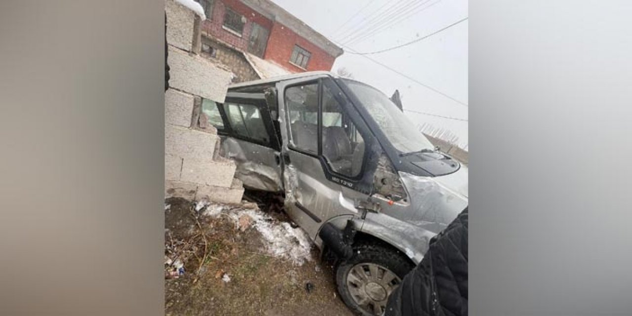 İşçileri taşıyan minibüs, hafif ticari araç ile çarpıştı: 8 yaralı