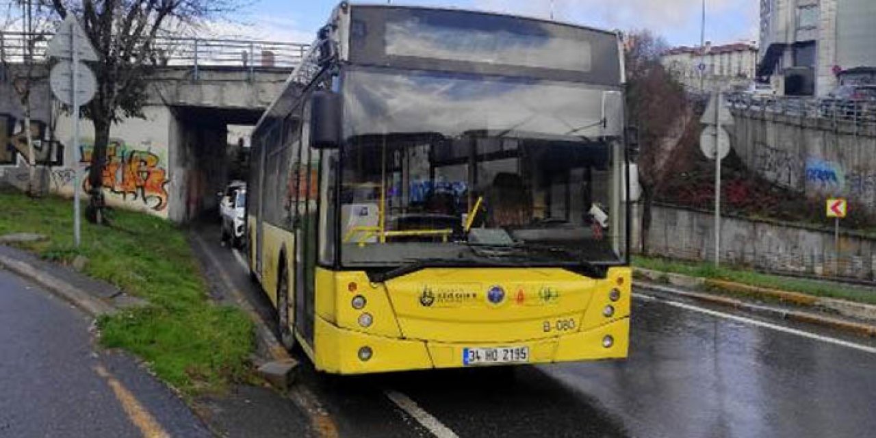 İETT otobüsü alt geçide çarptı: 7 yaralı