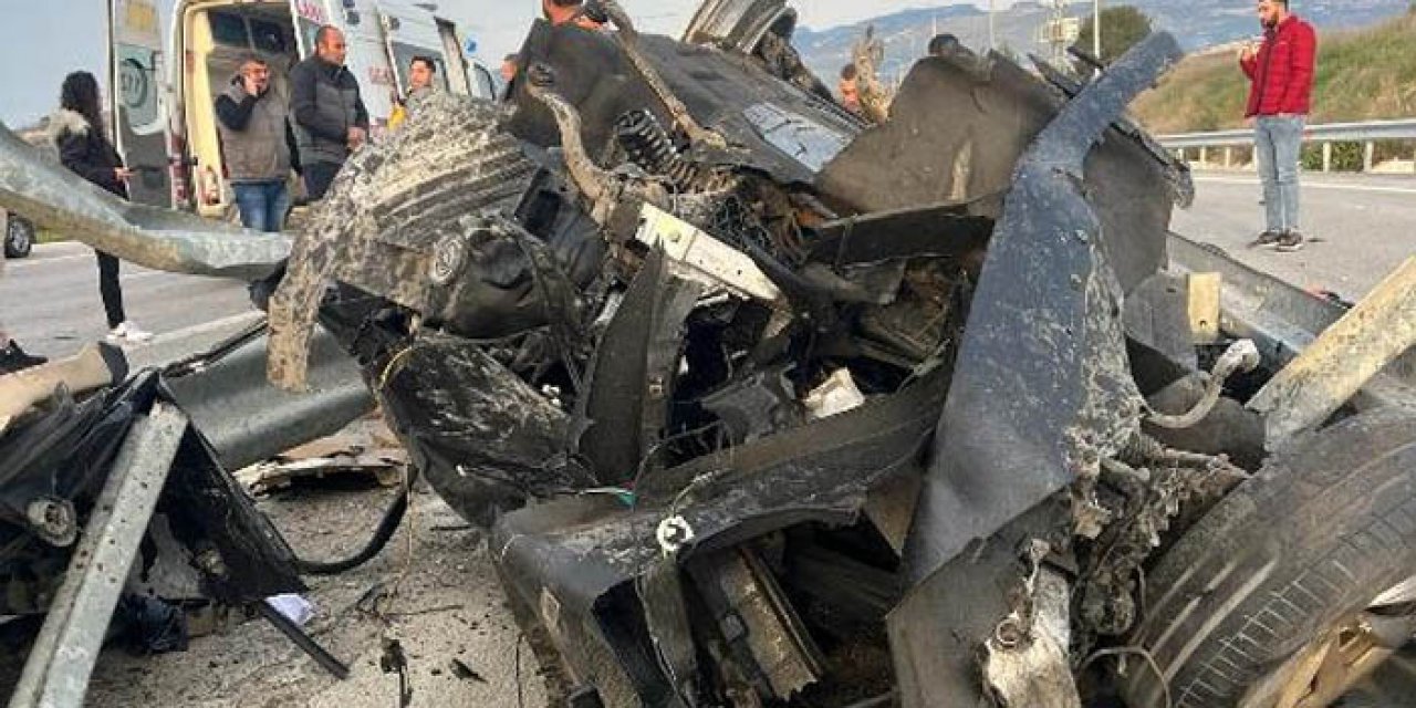 Lastiği patlayınca bariyerlere çarptı: 1 ölü, 3 yaralı