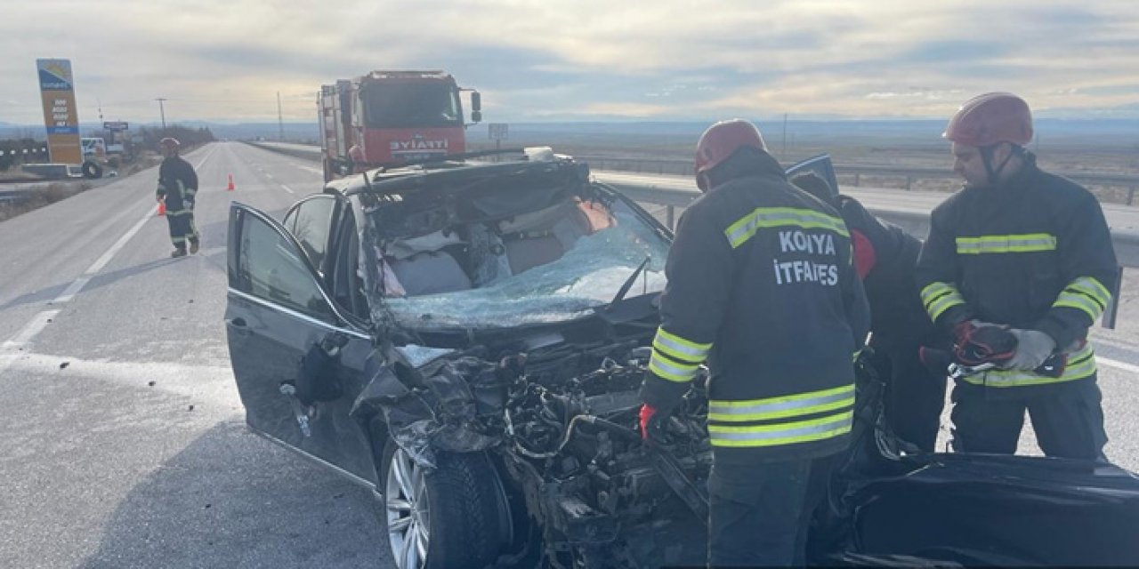Konya'da otomobil kamyona çarptı! 2 kişi yaralandı