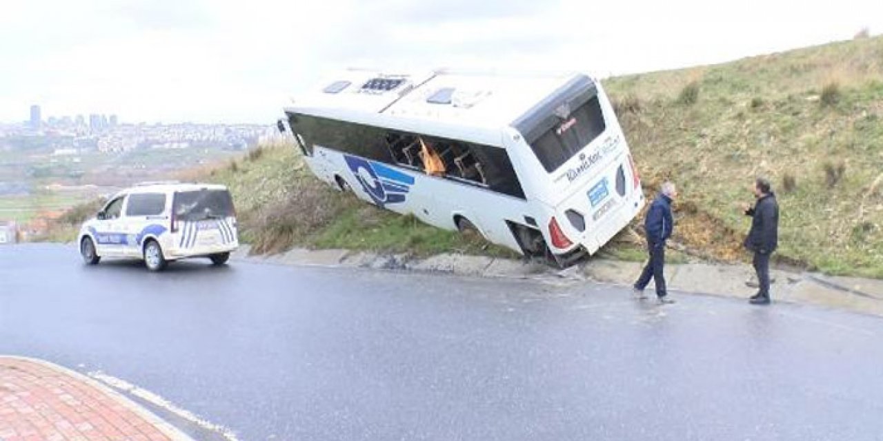 Kaçak göçmenleri taşıyan otobüs kaza yaptı