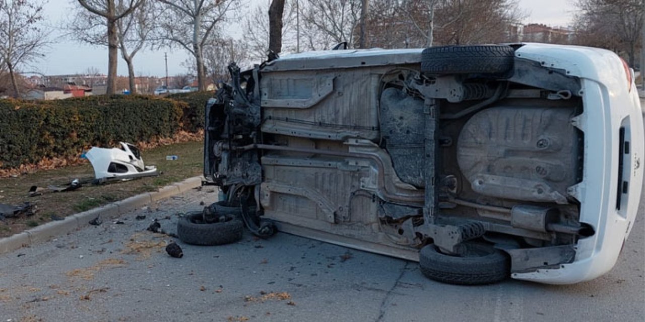 Konya'da feci kaza! Otomobil devrildi