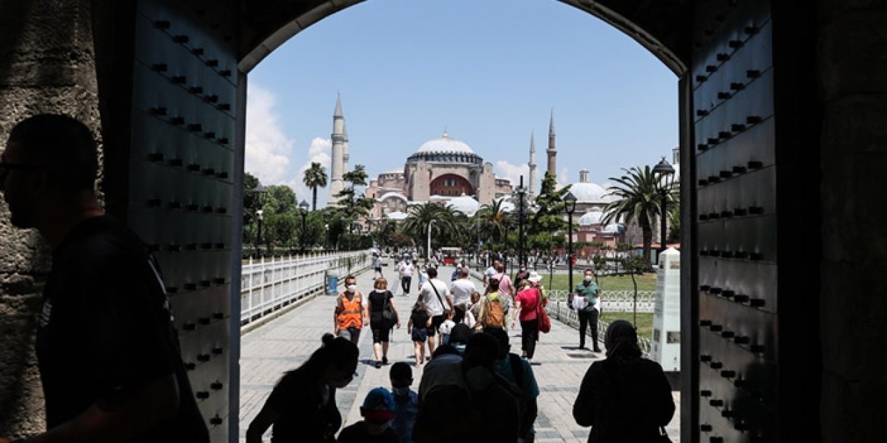 Türkiye'ye akın ettiler: Ziyaretçi sayısı 49 milyonu aştı