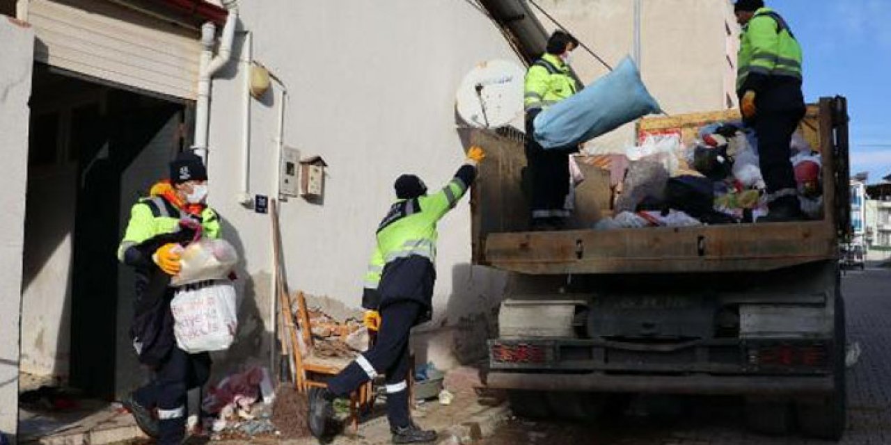 Daha önce 4 kez temizlenen evden yine kamyon kamyon çöp çıktı