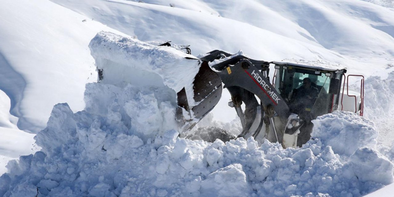 Bitlis’te şehrin dışına kamyon kamyon kar sevkiyatı