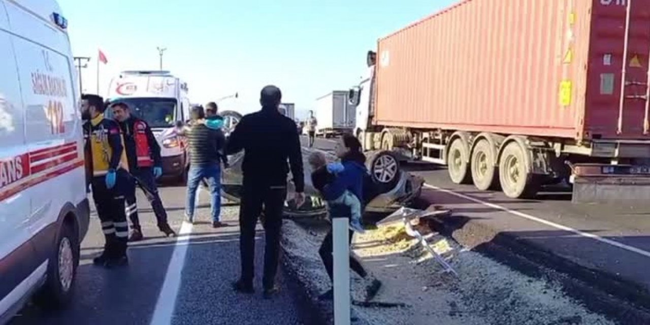 Manisa'da feci kaza: Otomobil ile TIR çarpıştı