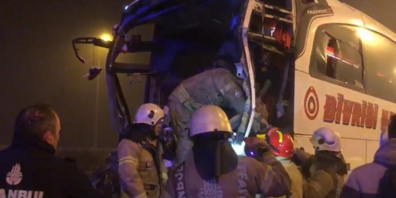 Yolcu otobüsü tıra çarptı: 19 kişi yaralandı