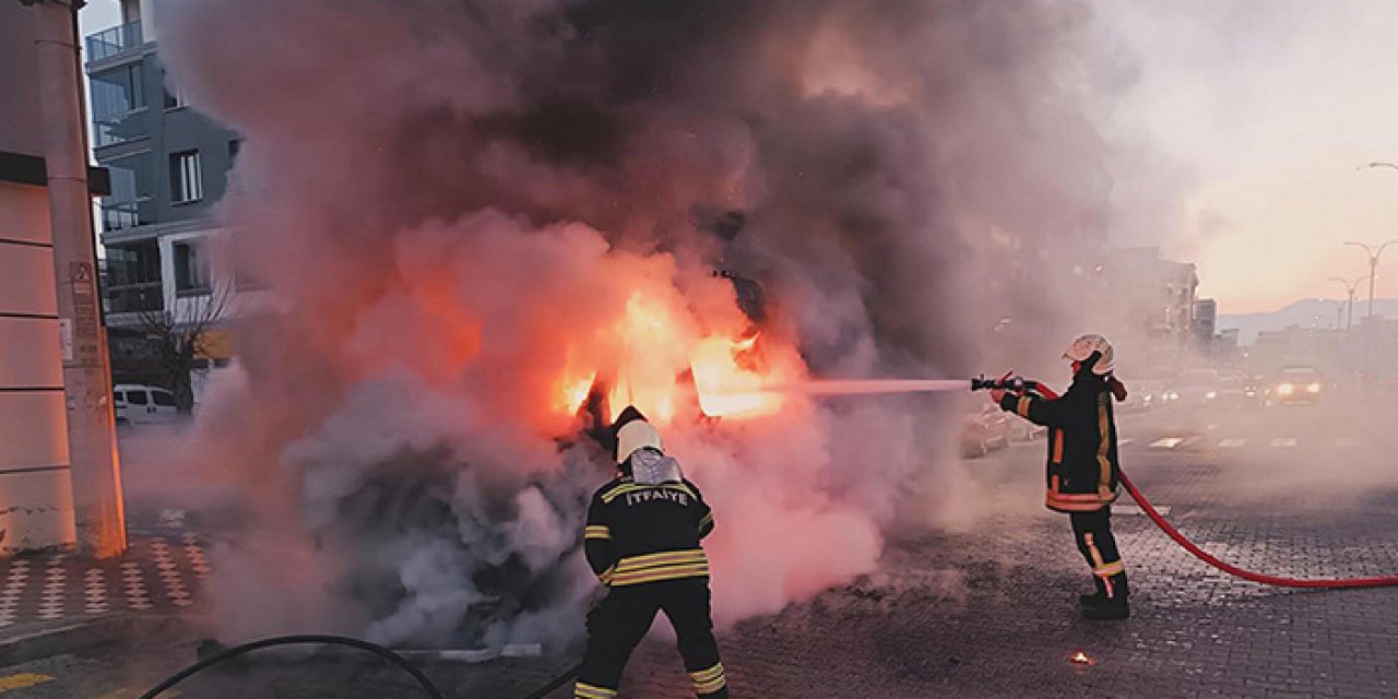 Manisa'da seyir halindeki minibüs alev alev yandı!