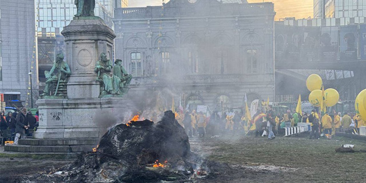 Çiftçilerin AB protestoları Avrupa’nın çoğuna yayıldı; Parlamento önünde saman yaktılar