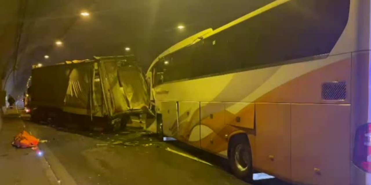 Yolcu otobüsü ile TIR çarpıştı: 1 ölü, 6 yaralı