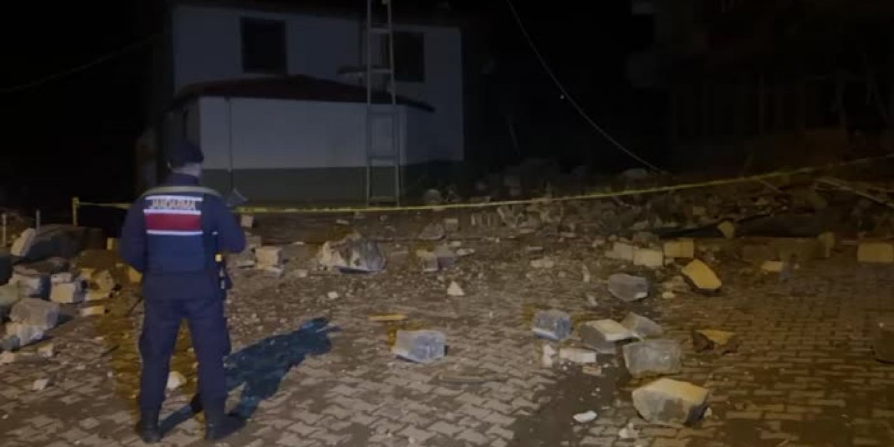 Heyelan nedeniyle köydeki cami yıkıldı