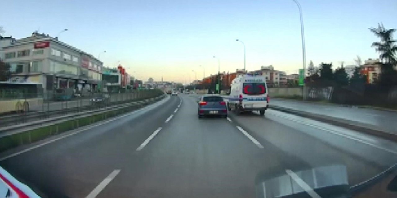 Trafik magandası ambulansı sıkıştırdı