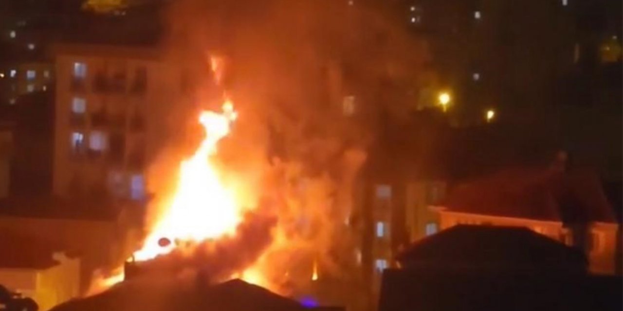 İki katlı binanın çatı katı alev alev yandı