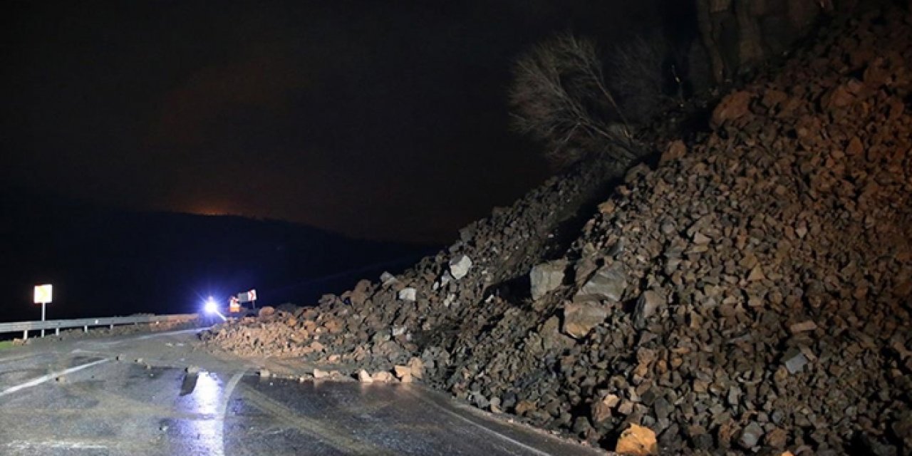 Bitlis’te heyelan paniği: Baykan yolu kapandı