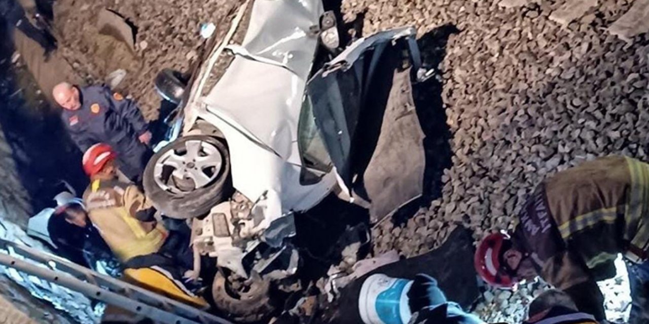 Ankara’da feci kaza: Araba tren yoluna uçtu