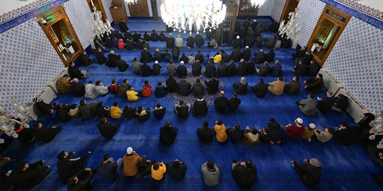 Depremde hayatını kaybedenler Ankara'da anıldı