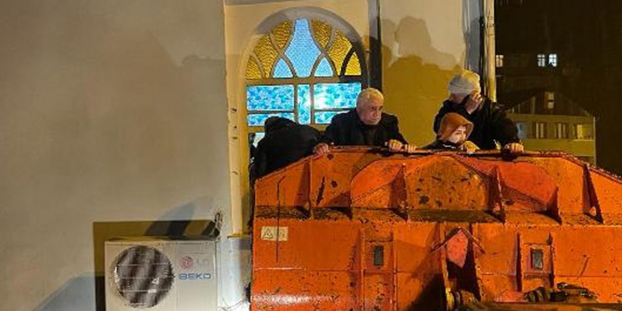 Sel nedeniyle mahsur kaldılar: Camideki cemaat kepçeyle kurtarıldı
