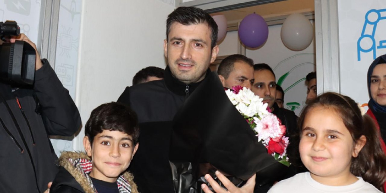 Selçuk Bayraktar Adıyaman'da depremzede çocuklarla buluştu