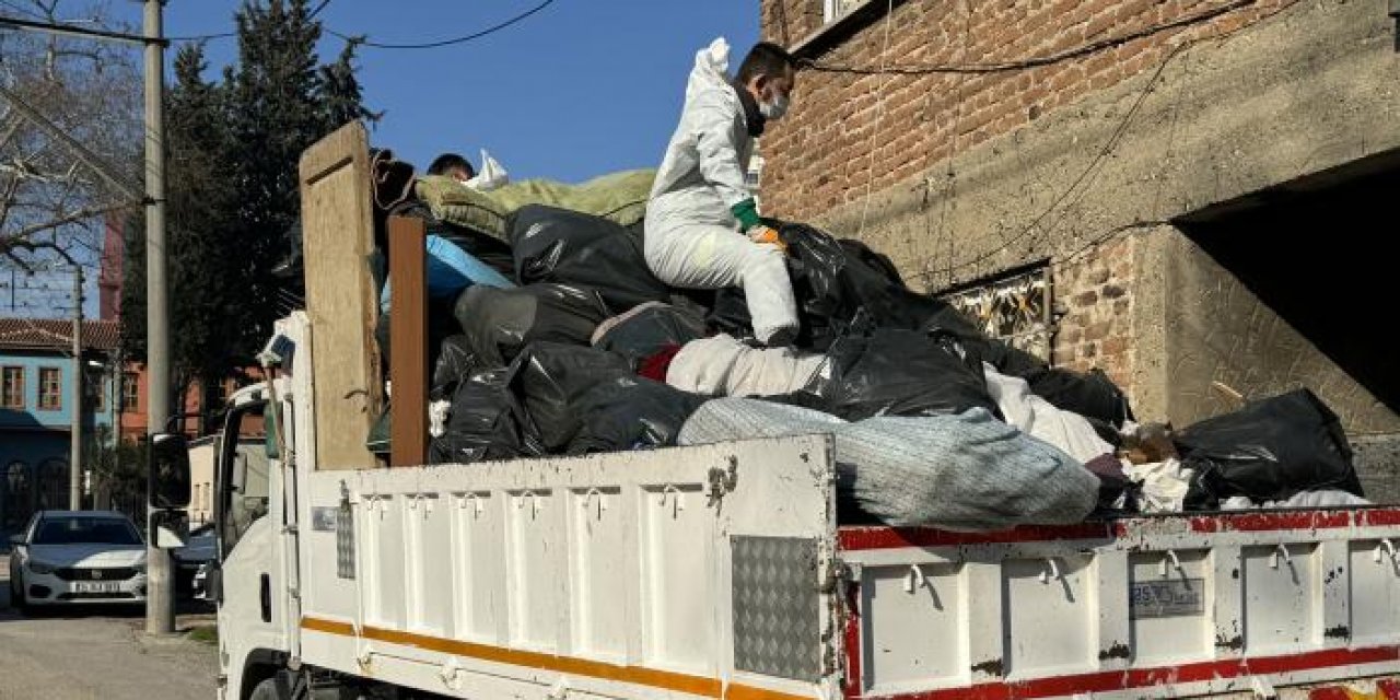 Bursa'da bir evden tonlarca çöp çıktı