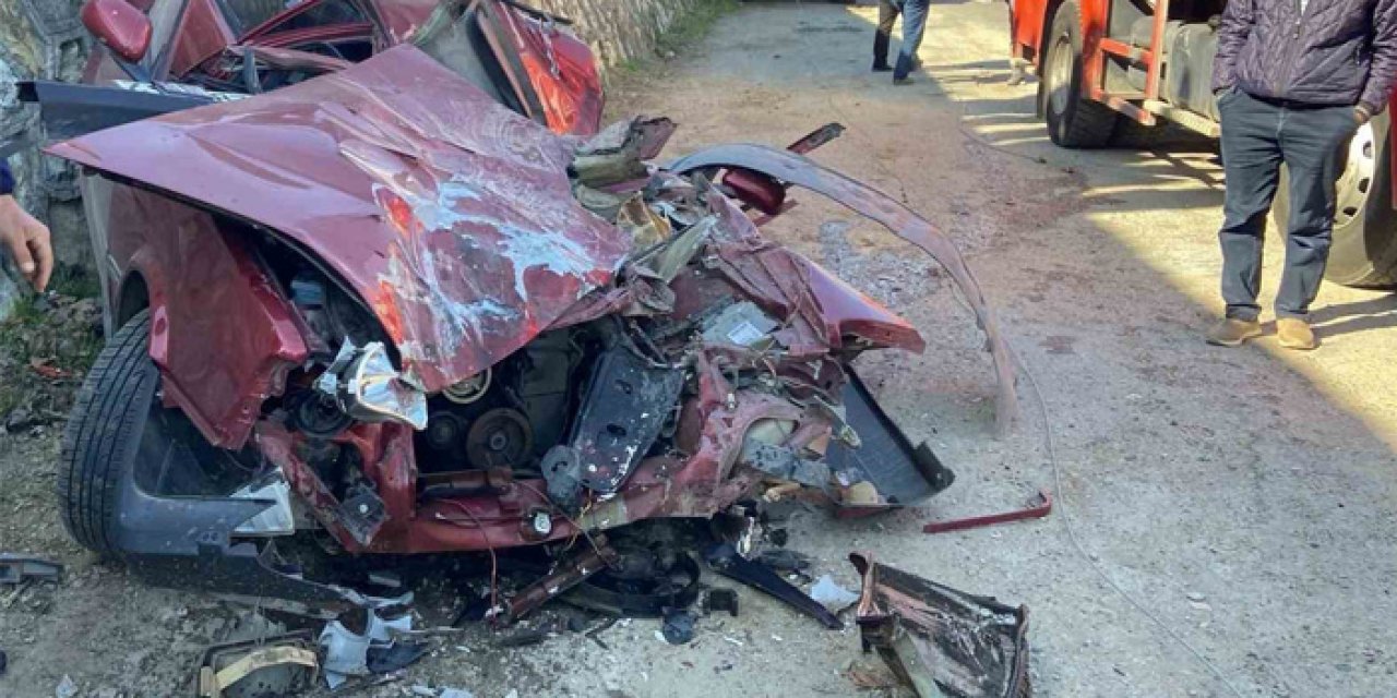 Manisa'da dehşet anları: İş makinesi aracın üstüne düştü