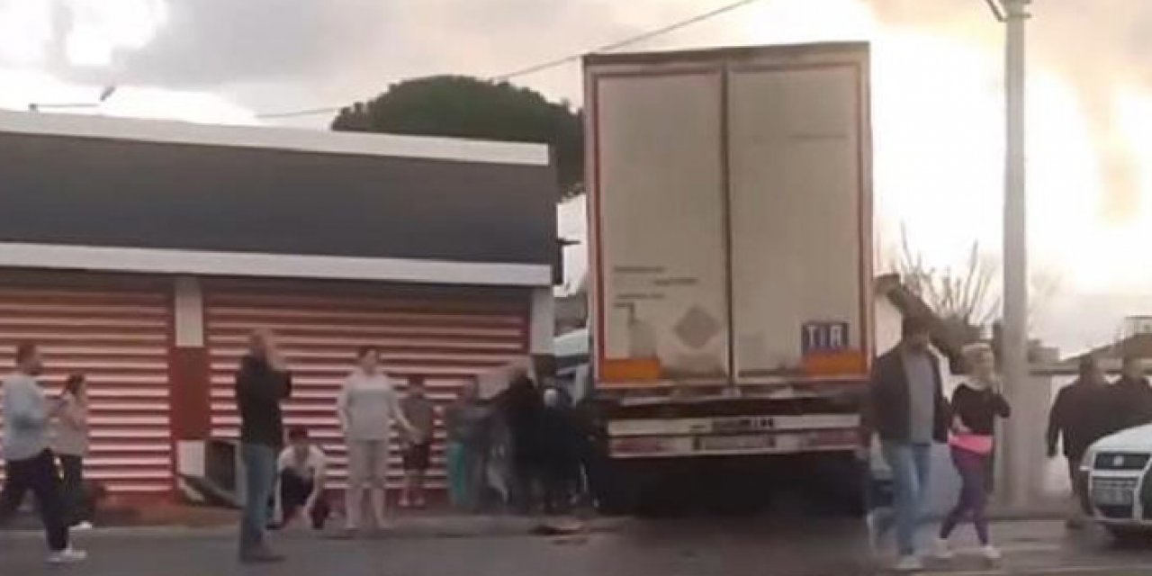 İşçileri taşıyan servis ile TIR çarpıştı: 2 ölü, 15 yaralı