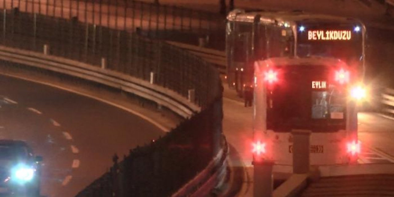İstanbul'da iki metrobüs çarpıştı: Sürücü hayatını kaybetti