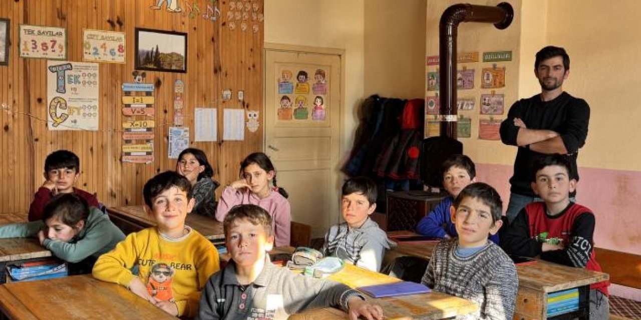 Mezun olduğu köy okulunda eşiyle birlikte öğretmenlik yapıyor
