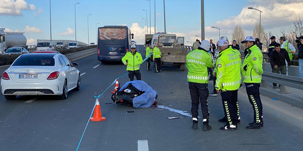 Ankara'da motosiklet sürücüsü traktöre çarparak can verdi!