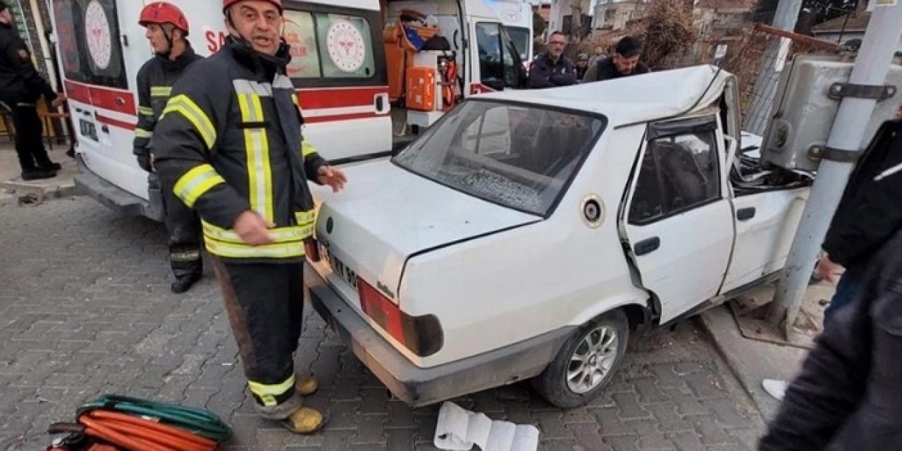 Manisa'da feci kaza: İki otomobil çarpıştı