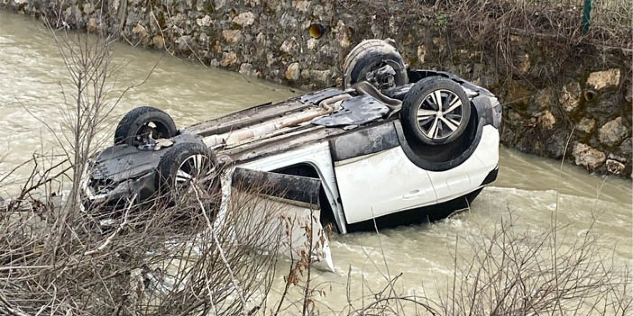 Yoldan çıkan cip dereye uçup ters döndü! Aile son anda kurtarıldı