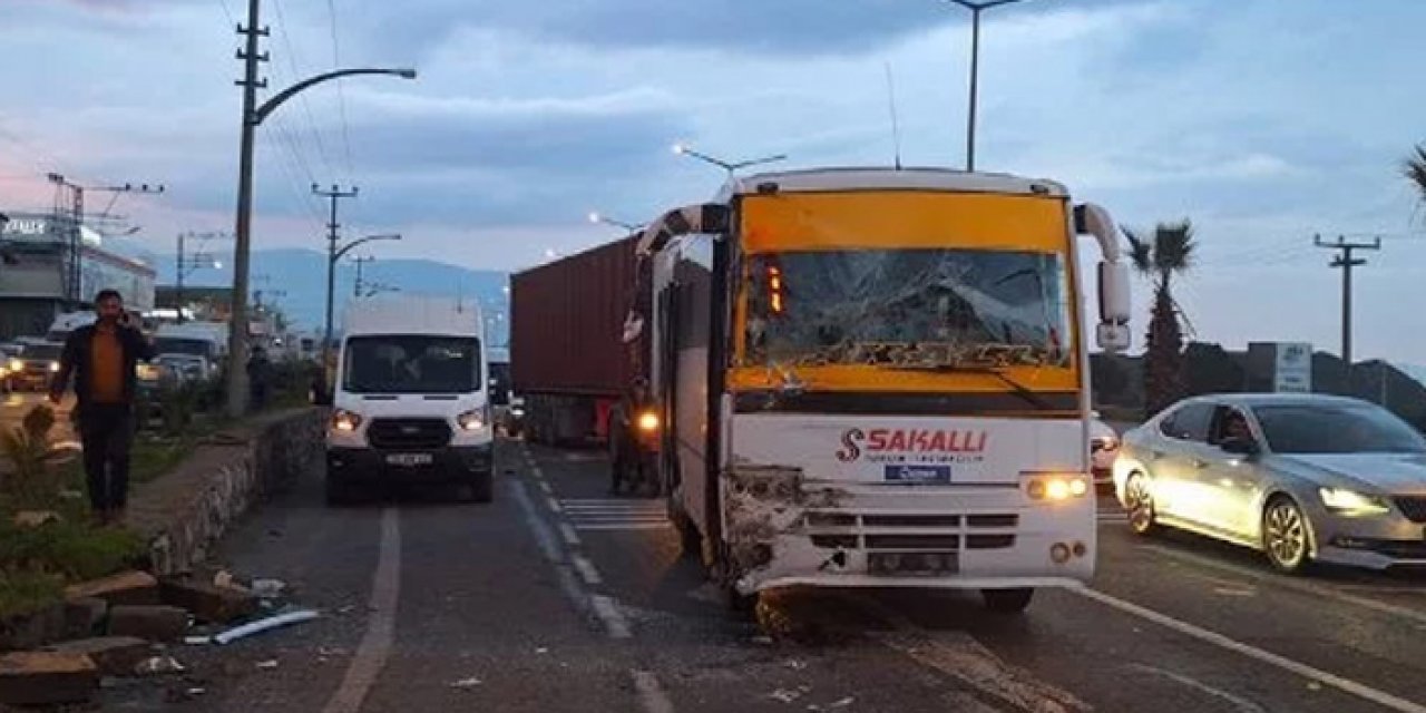 Manisa'da korkunç kaza: TIR 3 araca birden çarptı