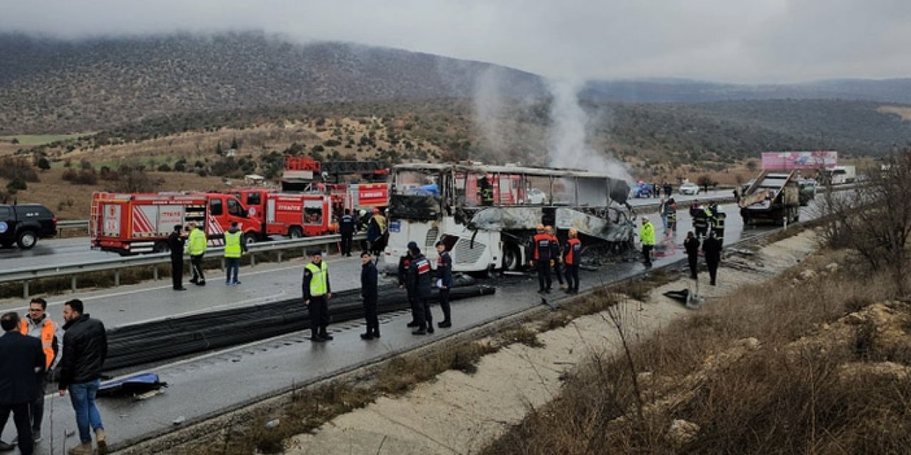 Çorum'da yolcu otobüsü kamyona çarpıp alev aldı: Ölü ve yaralılar var