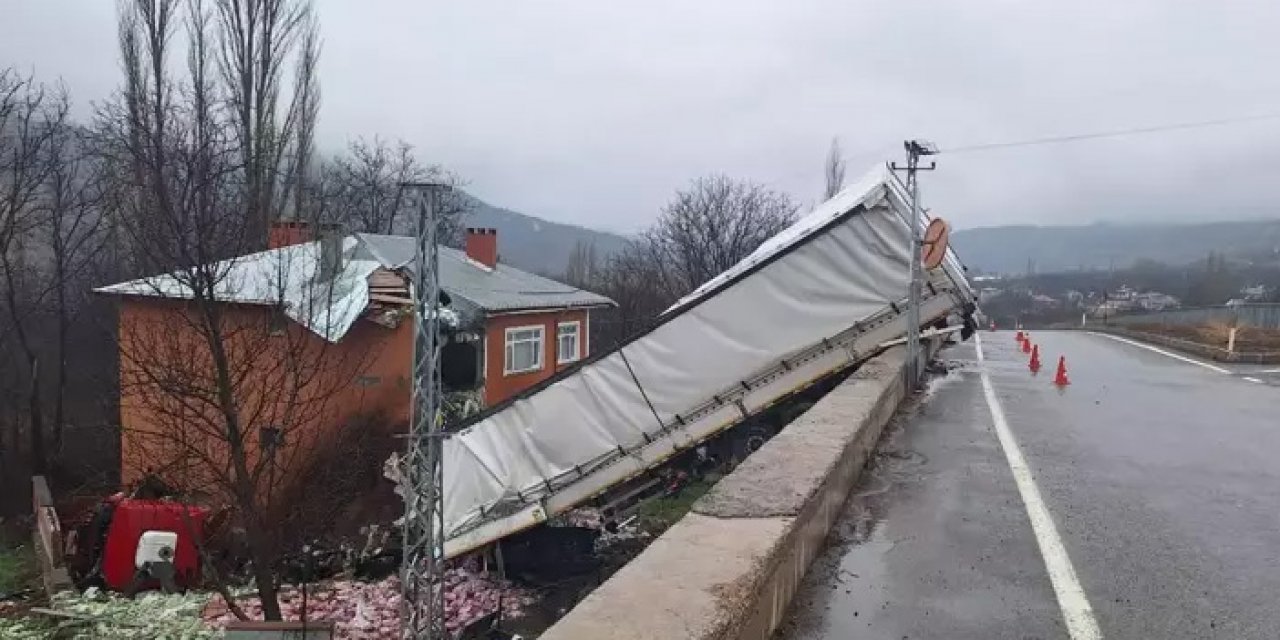 İki katlı evin üzerine TIR uçtu