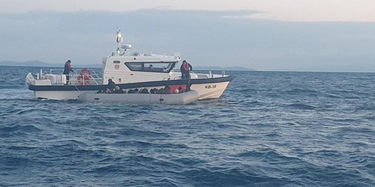 Sahil güvenlik göz açtırmadı: İzmir açıklarında 102 düzensiz göçmen yakalandı