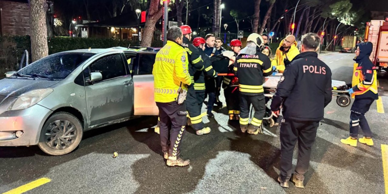 Manisa'da feci kaza: 3 araç hurdaya döndü