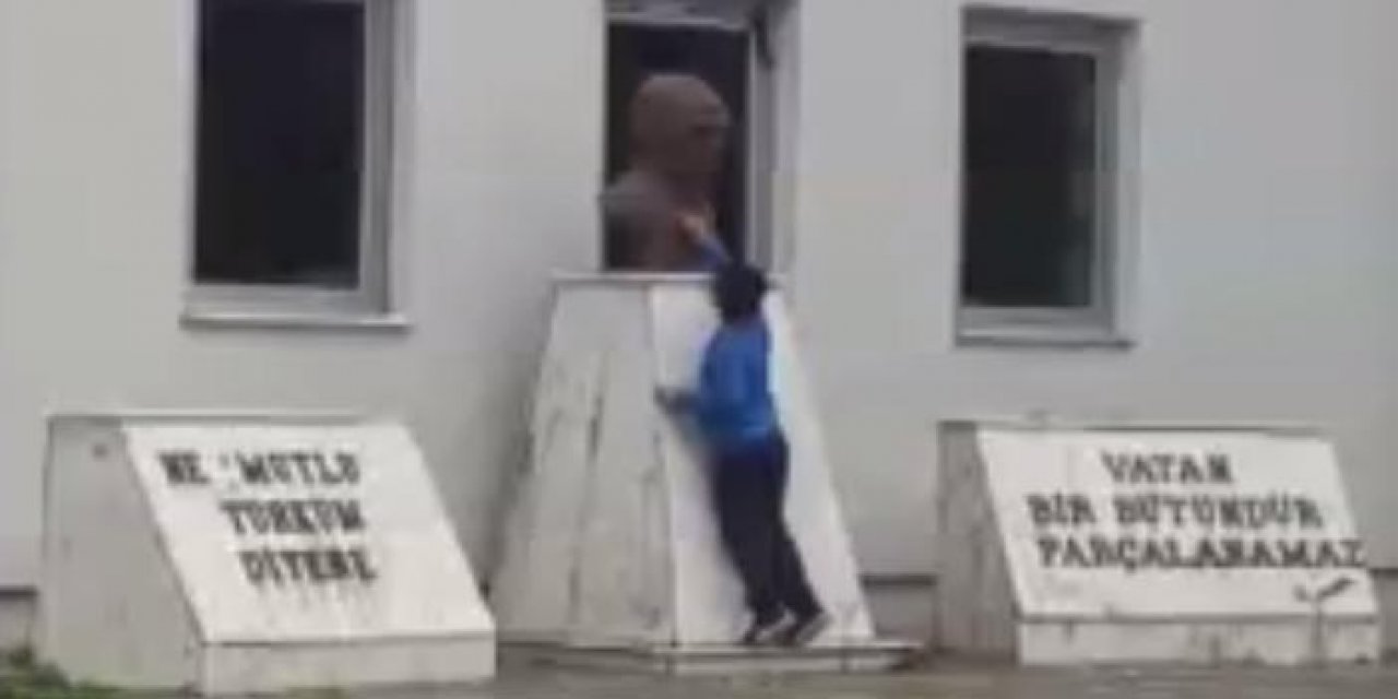 Atatürk büstünü ıslak mendille sildi