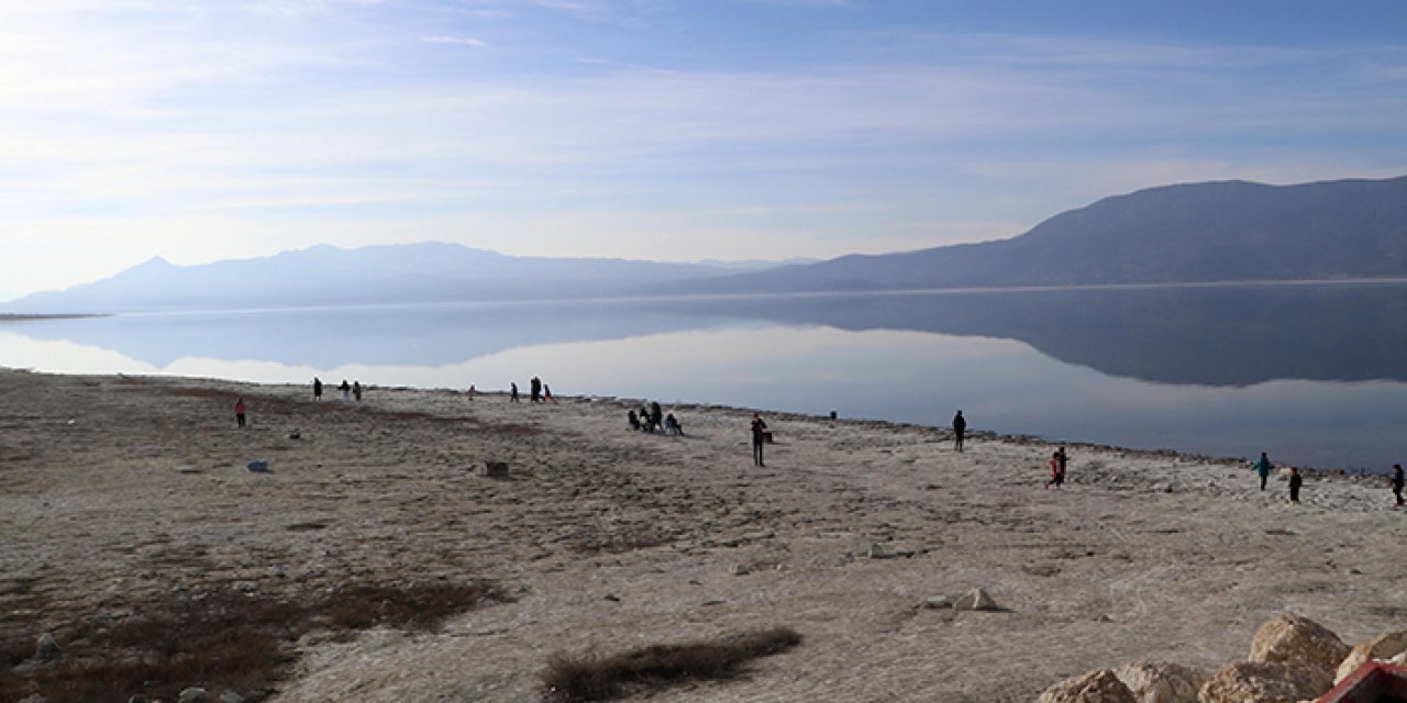 Gölün yarısı yok oldu: Su seviyesi 20 metre düştü