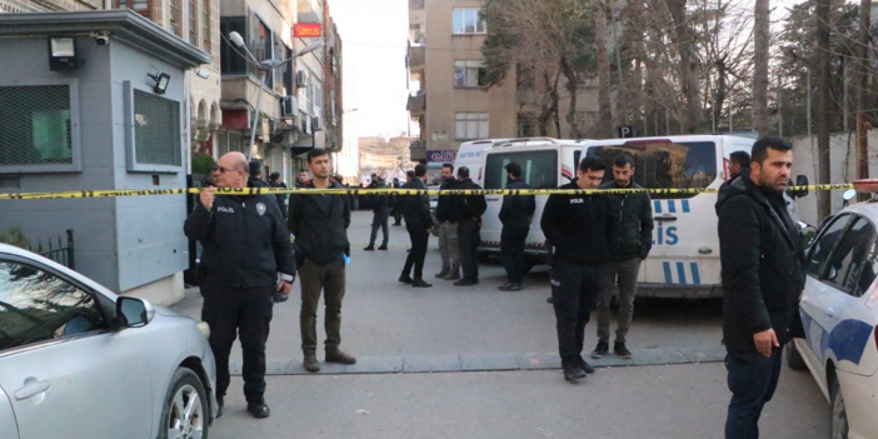 Sokak ortasında tartıştığı eski eşini öldürüp intihar etti